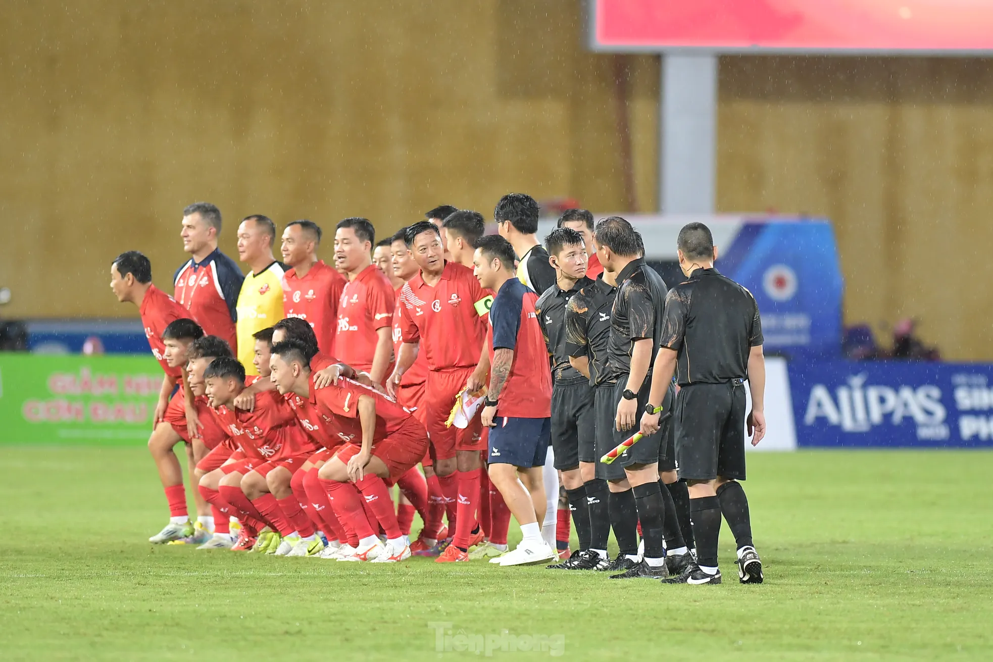 Văn Quyết lập cú đúp, giúp Việt Nam All Stars đánh bại các huyền thoại MU- Ảnh 1.