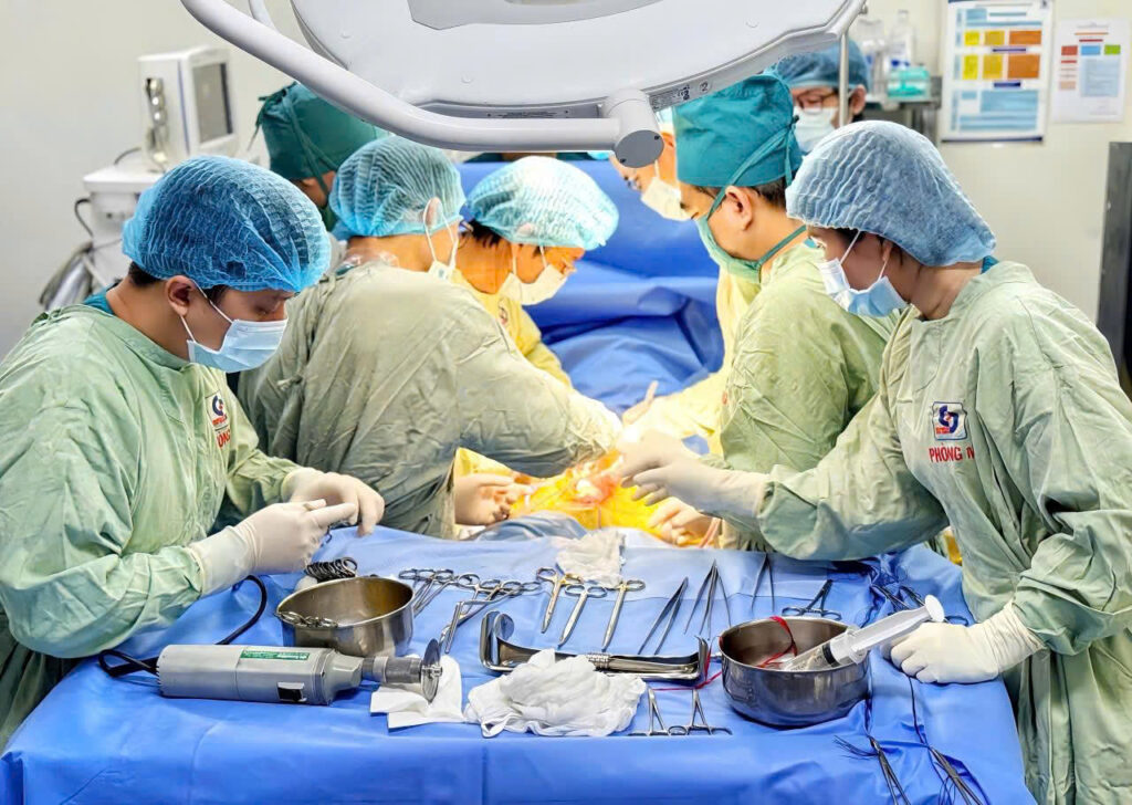 Gia đình ngậm ngùi tiễn biệt người phụ nữ qua đời vì TNGT: Trắng đêm "hồi sinh" 3 sự sống từ tim và 2 thận của người hiến chết não- Ảnh 6.