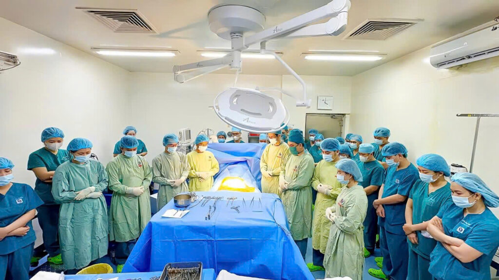 Gia đình ngậm ngùi tiễn biệt người phụ nữ qua đời vì TNGT: Trắng đêm "hồi sinh" 3 sự sống từ tim và 2 thận của người hiến chết não- Ảnh 5.
