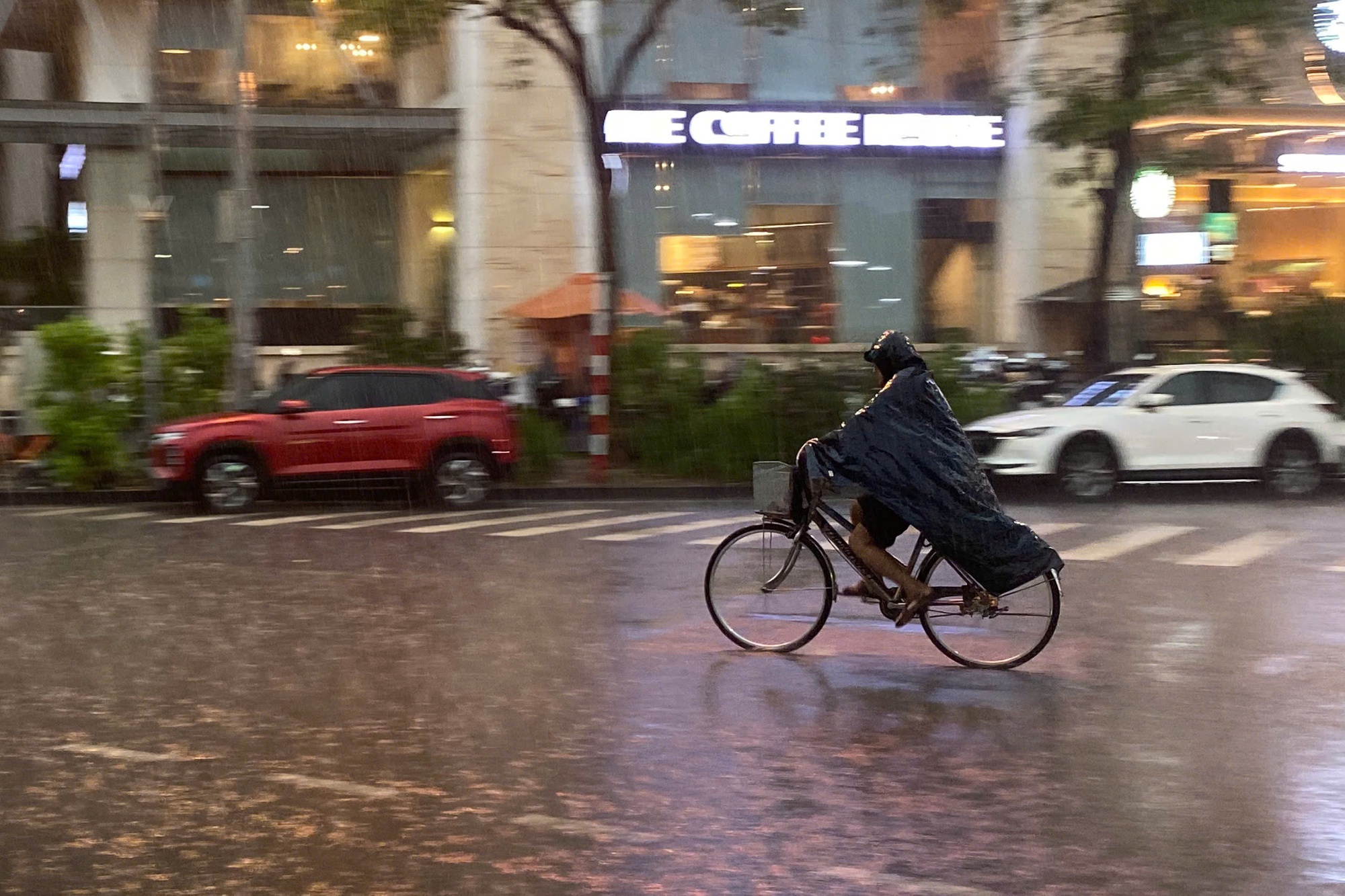  Mưa ngập lênh láng nhiều tuyến phố Hà Nội, dân công sở vất vả về nhà giờ tan tầm- Ảnh 3.