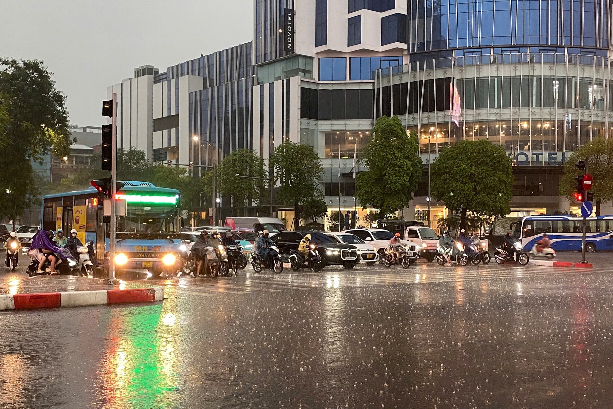  Mưa ngập lênh láng nhiều tuyến phố Hà Nội, dân công sở vất vả về nhà giờ tan tầm- Ảnh 4.