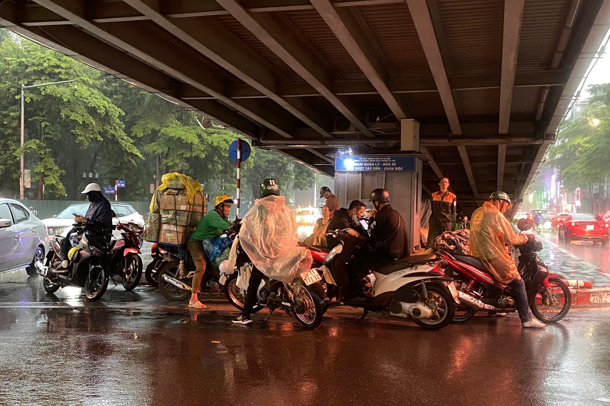  Mưa ngập lênh láng nhiều tuyến phố Hà Nội, dân công sở vất vả về nhà giờ tan tầm- Ảnh 5.