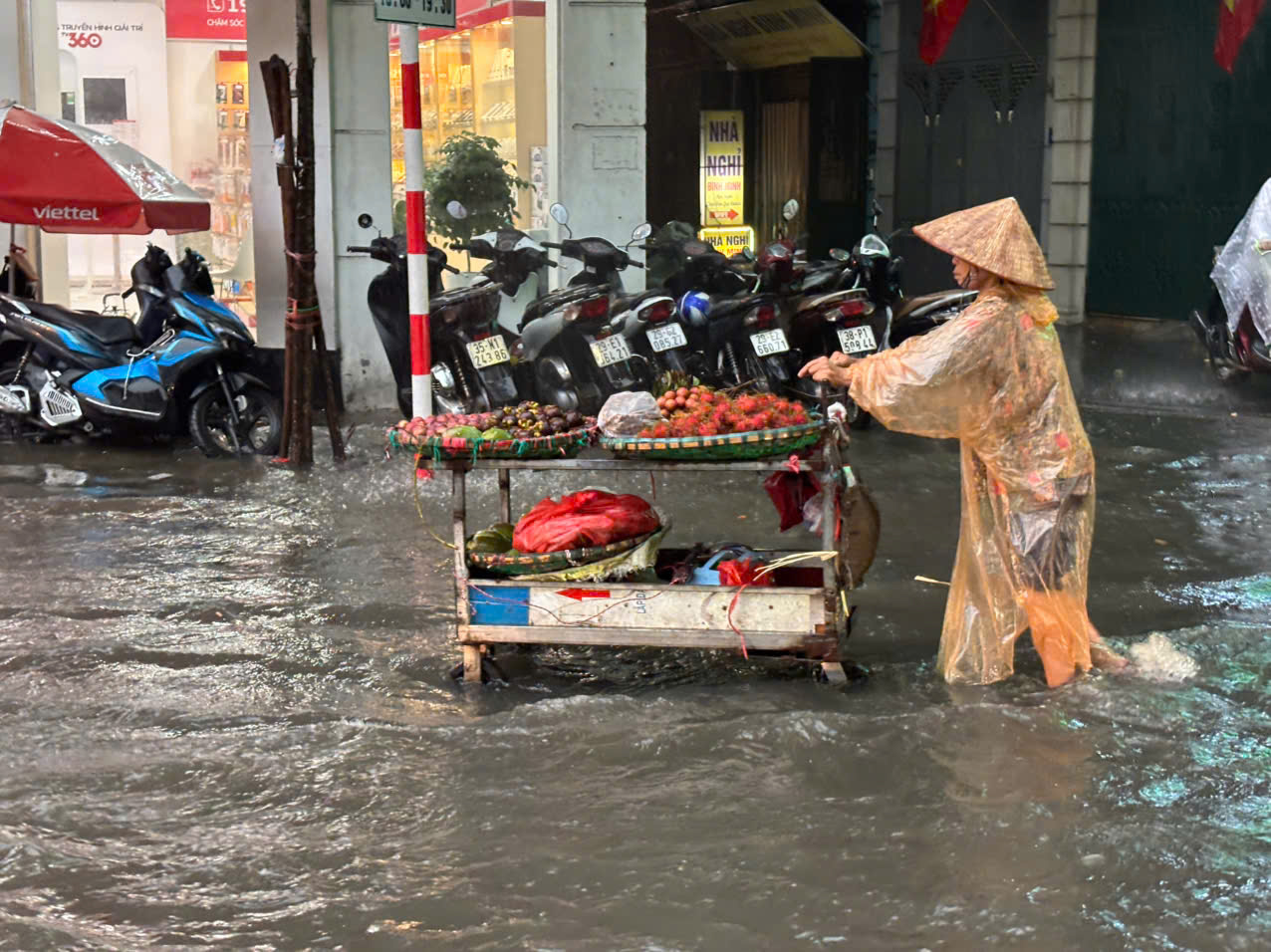  Mưa ngập lênh láng nhiều tuyến phố Hà Nội, dân công sở vất vả về nhà giờ tan tầm- Ảnh 7.