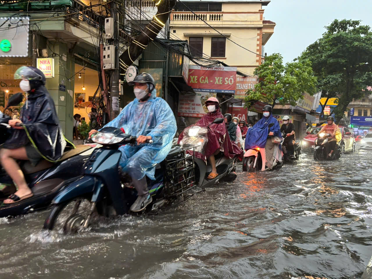  Mưa ngập lênh láng nhiều tuyến phố Hà Nội, dân công sở vất vả về nhà giờ tan tầm- Ảnh 8.