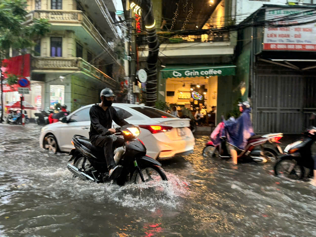  Mưa ngập lênh láng nhiều tuyến phố Hà Nội, dân công sở vất vả về nhà giờ tan tầm- Ảnh 10.