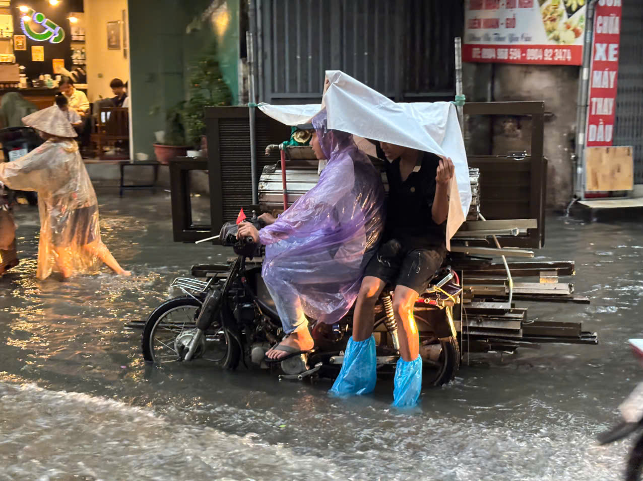  Mưa ngập lênh láng nhiều tuyến phố Hà Nội, dân công sở vất vả về nhà giờ tan tầm- Ảnh 9.