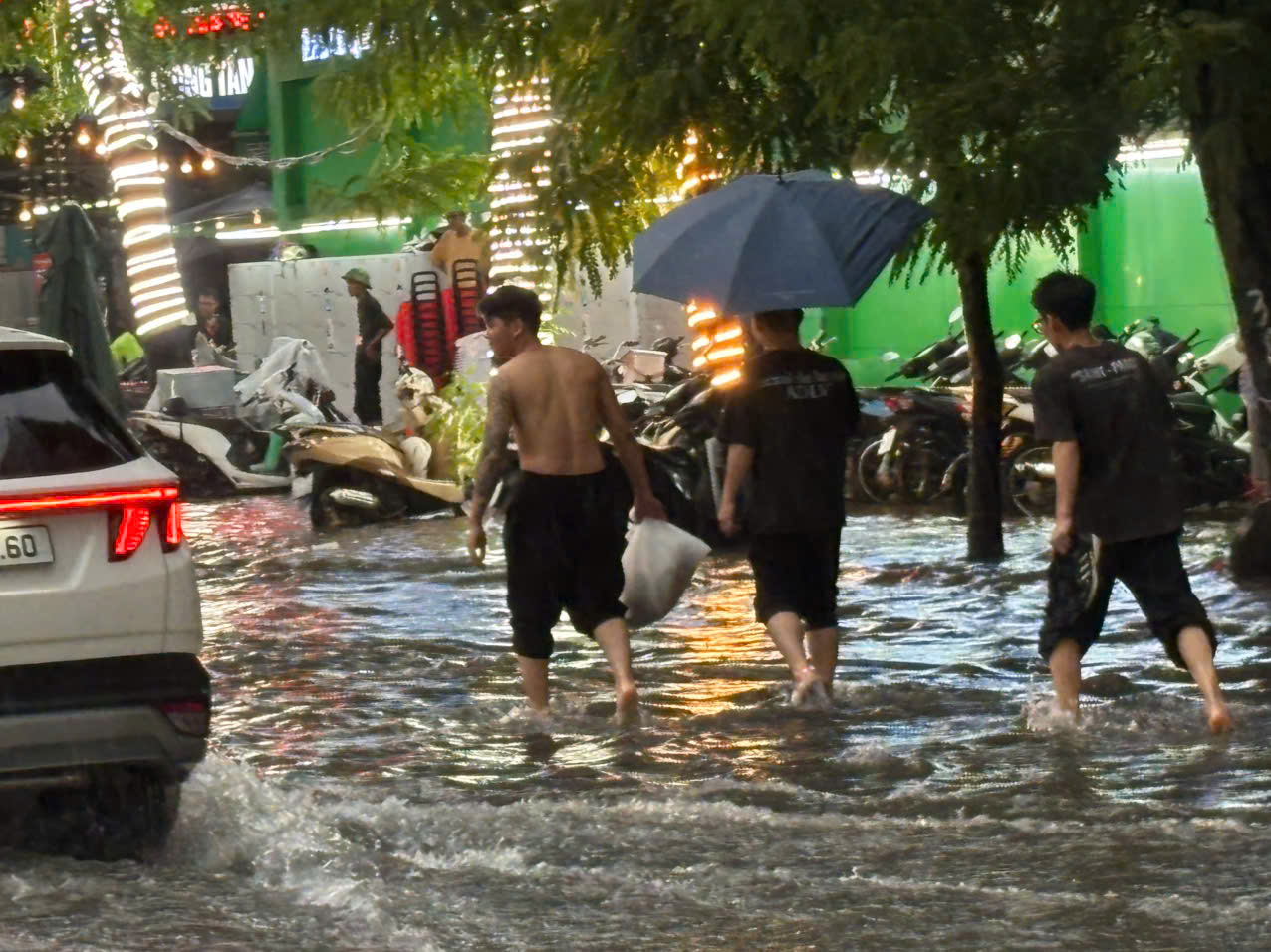 Mưa ngập lênh láng nhiều tuyến phố Hà Nội, dân công sở vất vả về nhà giờ tan tầm- Ảnh 11.