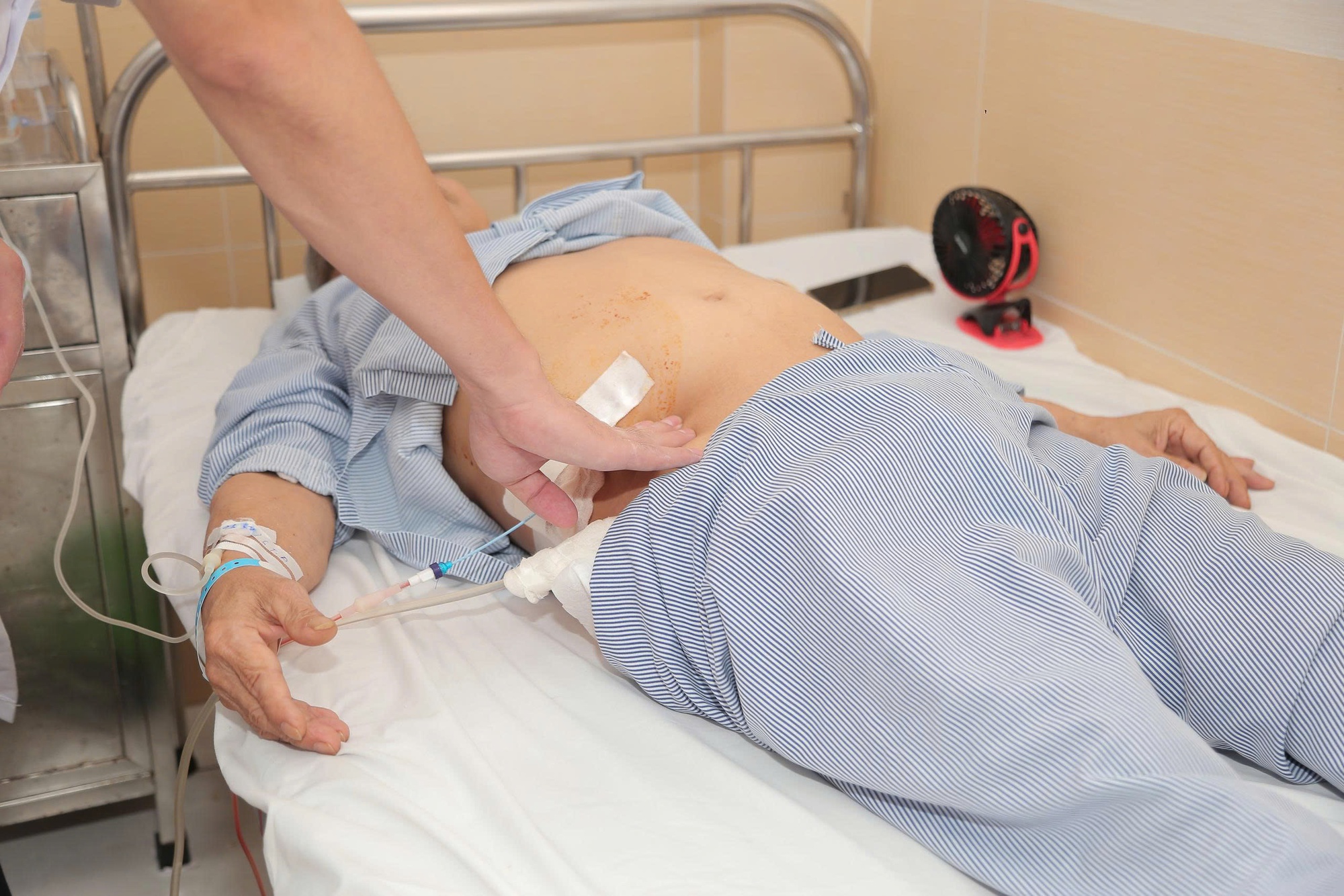 Bác sĩ khuyến cáo người dân đừng để thận "kêu cứu" khi đã muộn- Ảnh 2.