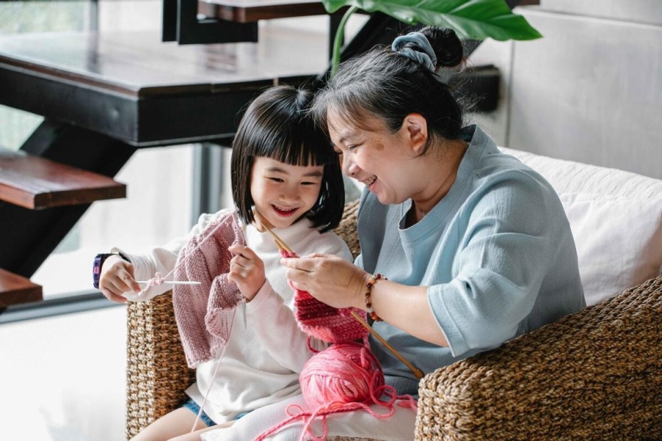 3 kiểu người già nuôi dạy trẻ thông minh, EQ cao - cứ mạnh dạn giao con cho họ- Ảnh 1.