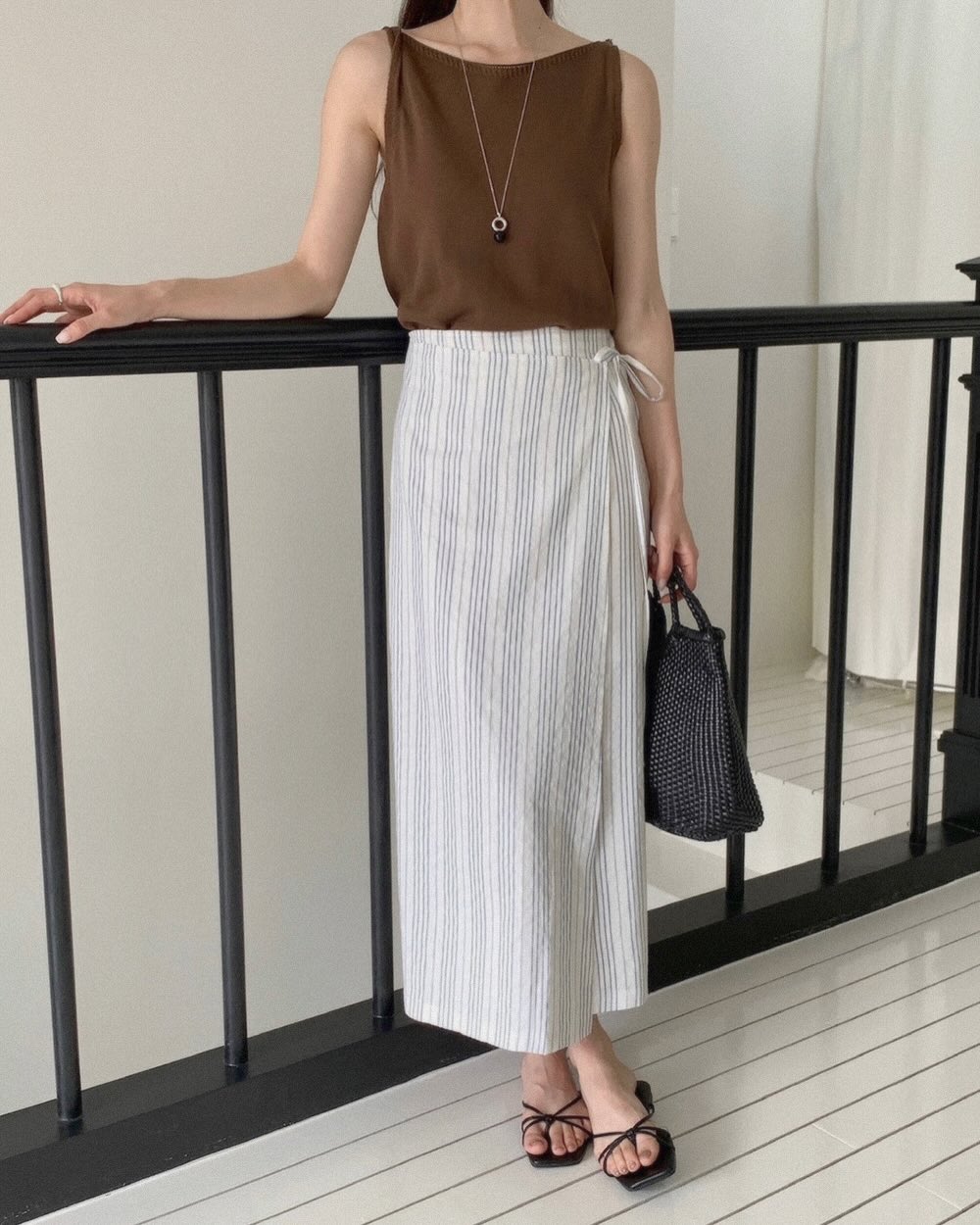 Chân váy đen hè này bị 