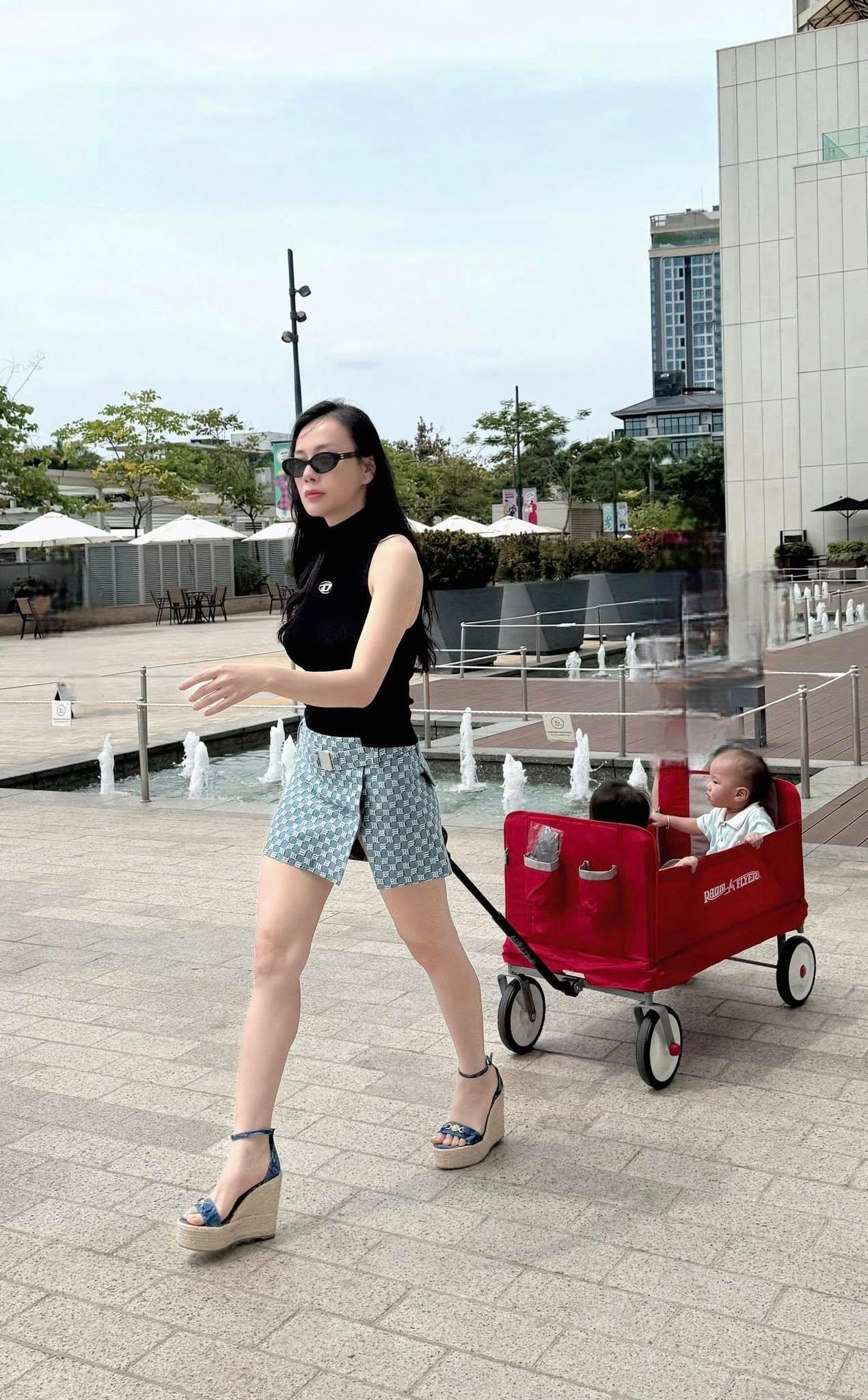 Cặp song sinh nhà Phương Oanh - Shark Bình thích thú với chiếc "siêu xe" đầu đời, giá chỉ vài trăm mà lượn khắp nhà không chán- Ảnh 11.
