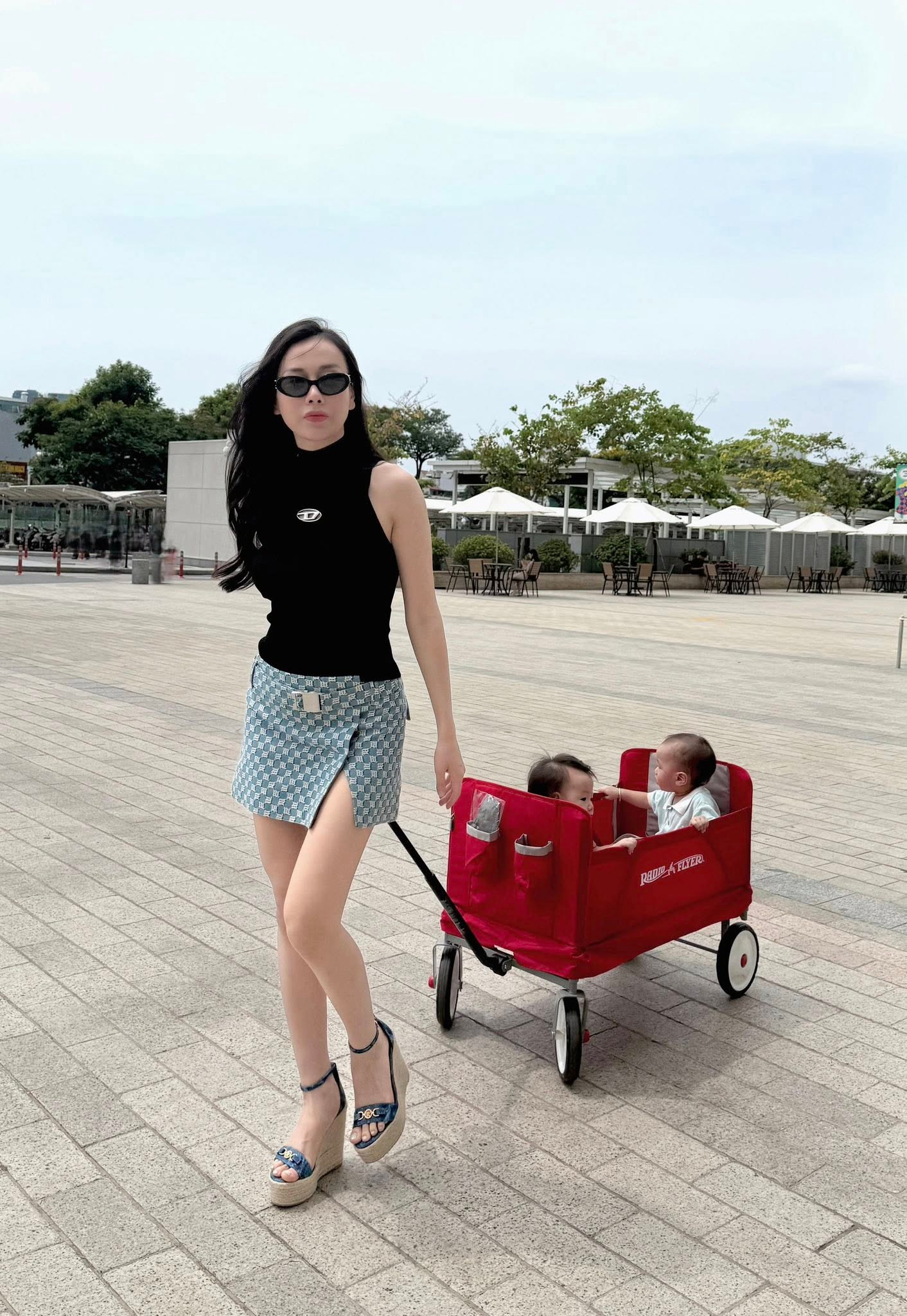 Cặp song sinh nhà Phương Oanh - Shark Bình thích thú với chiếc "siêu xe" đầu đời, giá chỉ vài trăm mà lượn khắp nhà không chán- Ảnh 12.
