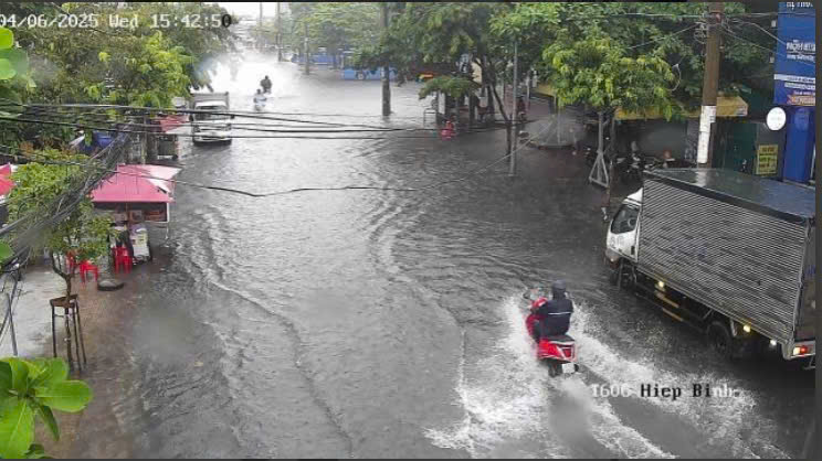 Toàn cảnh nhiều khu vực ở TP.HCM ngập sâu vì mưa lớn chiều ngày 4/6- Ảnh 1.