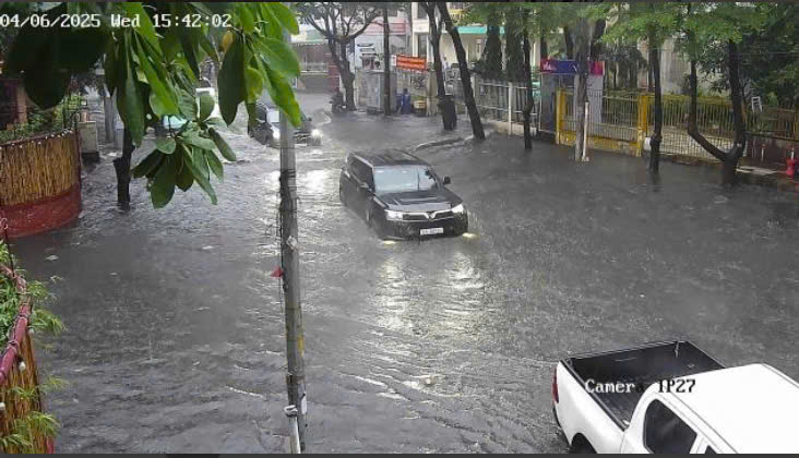 Toàn cảnh nhiều khu vực ở TP.HCM ngập sâu vì mưa lớn chiều ngày 4/6- Ảnh 2.