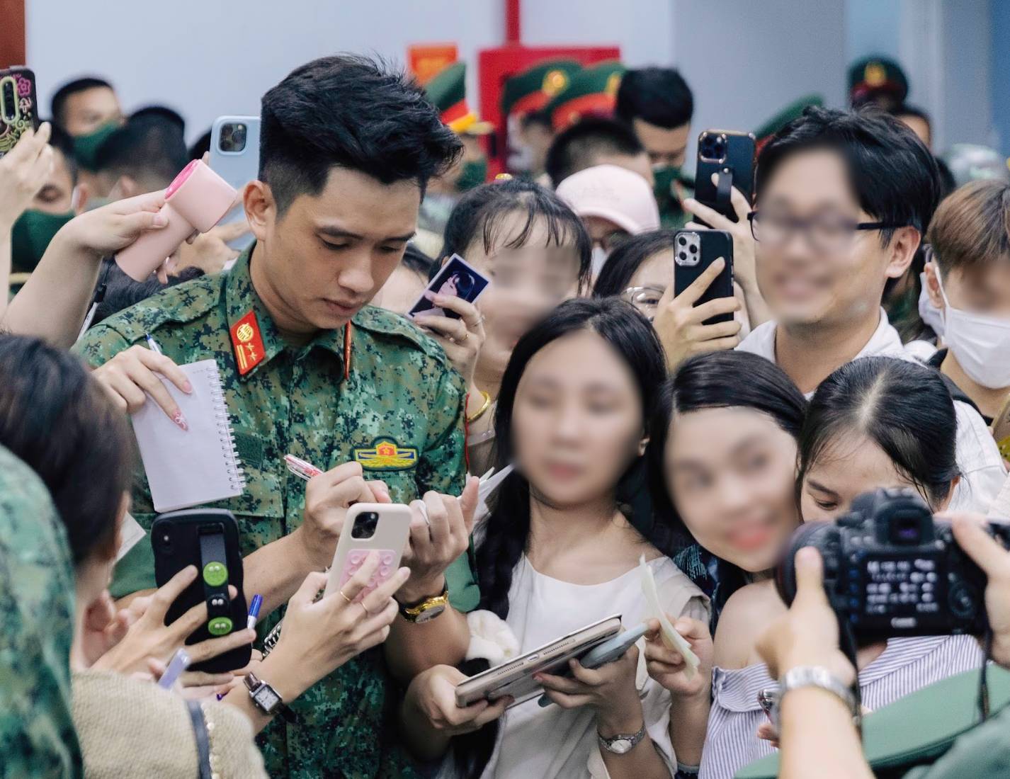 Hãy để Hiệp làm chiến sĩ, đừng biến Hiệp thành "ngôi sao"!- Ảnh 3. Hãy để Hiệp làm chiến sĩ, đừng biến Hiệp thành "ngôi sao"!- Ảnh 3.