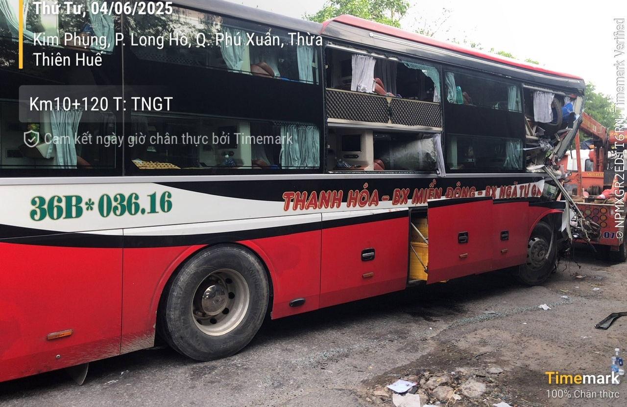 Xe khách húc đuôi xe tải, 1 người chết, 27 người đa chấn thương- Ảnh 1.