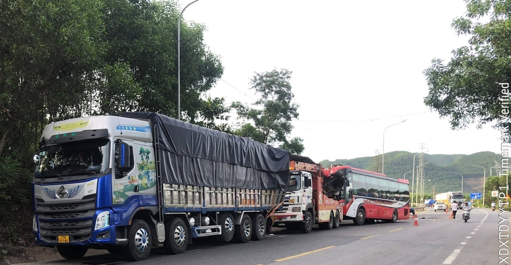 Xe khách húc đuôi xe tải, 1 người chết, 27 người đa chấn thương- Ảnh 2.