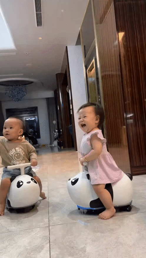Cặp song sinh nhà Phương Oanh - Shark Bình thích thú với chiếc "siêu xe" đầu đời, giá chỉ vài trăm mà lượn khắp nhà không chán- Ảnh 4.