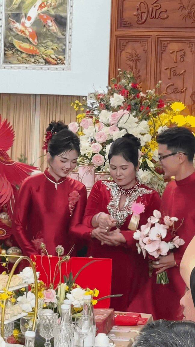 Độc lạ đám cưới miền Tây: Cô dâu được trao của hồi môn 100 con chồn hương, cổ phần nuôi hàu..., cảm xúc của bố vợ gây chú ý- Ảnh 7.