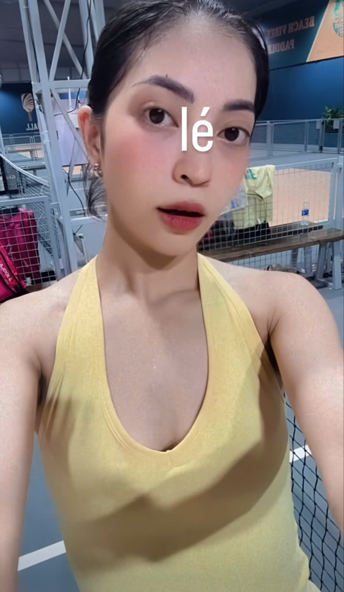 "Mối tình năm 17 tuổi" hot nhất làng bóng đá khoe visual sáng bừng sân pickleball, diện bikini nóng bỏng còn gây sốt hơn!- Ảnh 1.