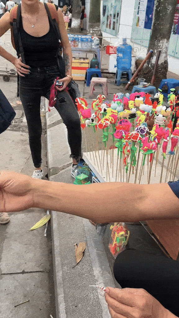 Khách Tây trầm trồ trước món đồ chơi của nhiều trẻ em Việt Nam, nhận xét: Tôi có thể ăn nó được luôn!- Ảnh 1.
