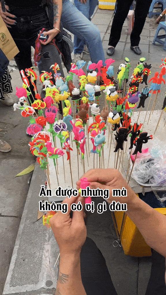 Khách Tây trầm trồ trước món đồ chơi của nhiều trẻ em Việt Nam, nhận xét: Tôi có thể ăn nó được luôn!- Ảnh 2.