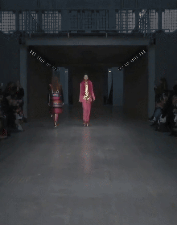 Mẫu Việt kỳ cựu bỗng bị chê catwalk thậm tệ, người từng chỉ đứng sau Hoàng Thuỳ đây sao?- Ảnh 9.