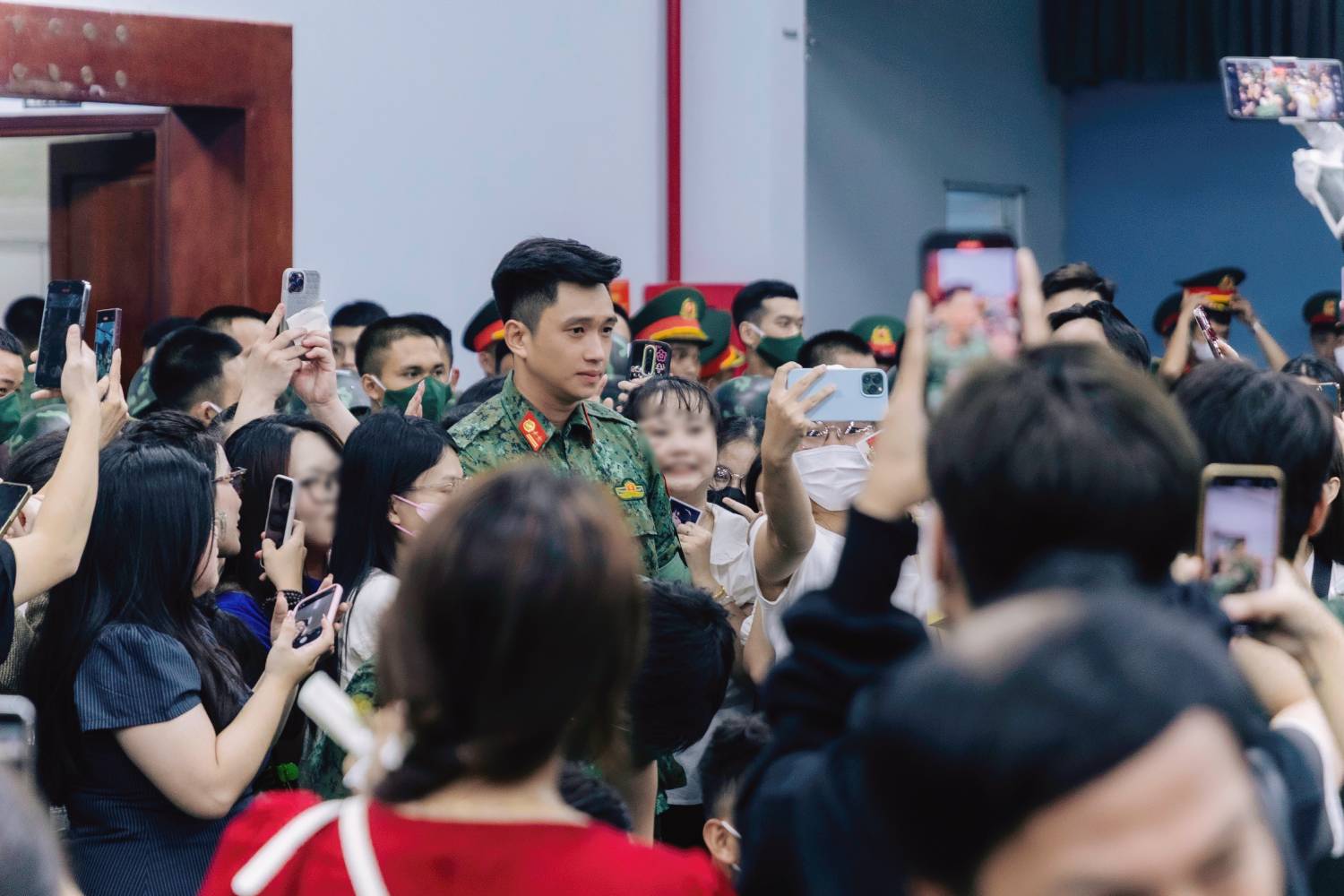 Hãy để Hiệp làm chiến sĩ, đừng biến Hiệp thành "ngôi sao"!- Ảnh 4. Hãy để Hiệp làm chiến sĩ, đừng biến Hiệp thành "ngôi sao"!- Ảnh 4.