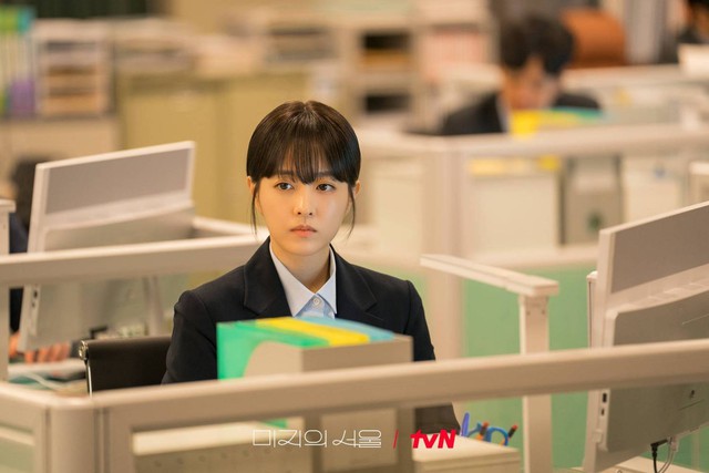 Phim Hàn gây sốt vì cảnh bắt nạt tới nghẹt thở nơi công sở, nữ chính hack tuổi đỉnh không kém Jang Nara- Ảnh 3. Phim Hàn gây sốt vì cảnh bắt nạt tới nghẹt thở nơi công sở, nữ chính hack tuổi đỉnh không kém Jang Nara- Ảnh 3.