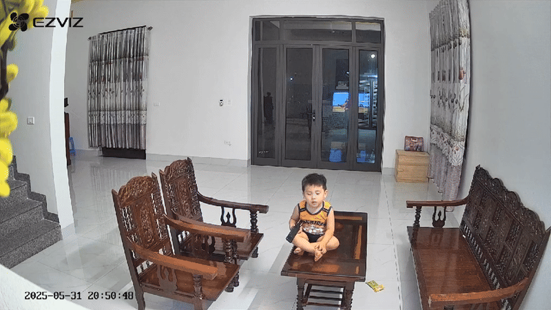 Bố đi làm xa, cả nhà bận việc, bé trai xem tivi rồi ngủ gật trên tấm kính khiến ai nấy vừa thương vừa lo ngay ngáy- Ảnh 1.