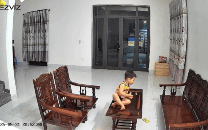 Bố đi làm xa, cả nhà bận việc, bé trai xem tivi rồi ngủ gật trên tấm kính khiến ai nấy vừa thương vừa lo ngay ngáy- Ảnh 2.
