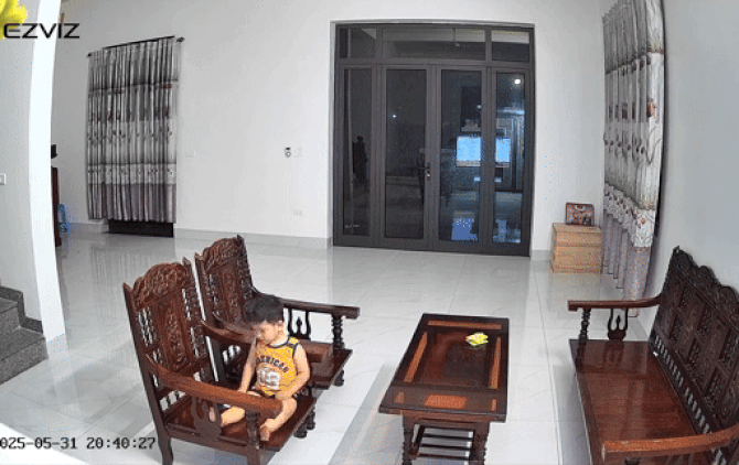 Bố đi làm xa, cả nhà bận việc, bé trai xem tivi rồi ngủ gật trên tấm kính khiến ai nấy vừa thương vừa lo ngay ngáy- Ảnh 3.
