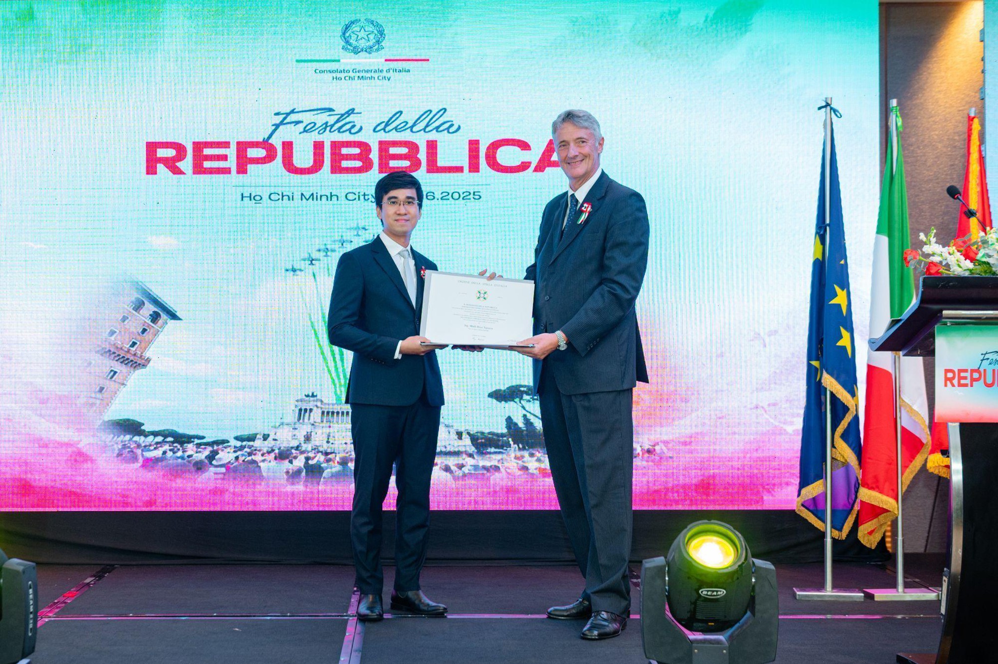 Giảng viên đại học Tôn Đức Thắng nhận tước hiệu Hiệp sĩ Cộng hòa Italia- Ảnh 1.
