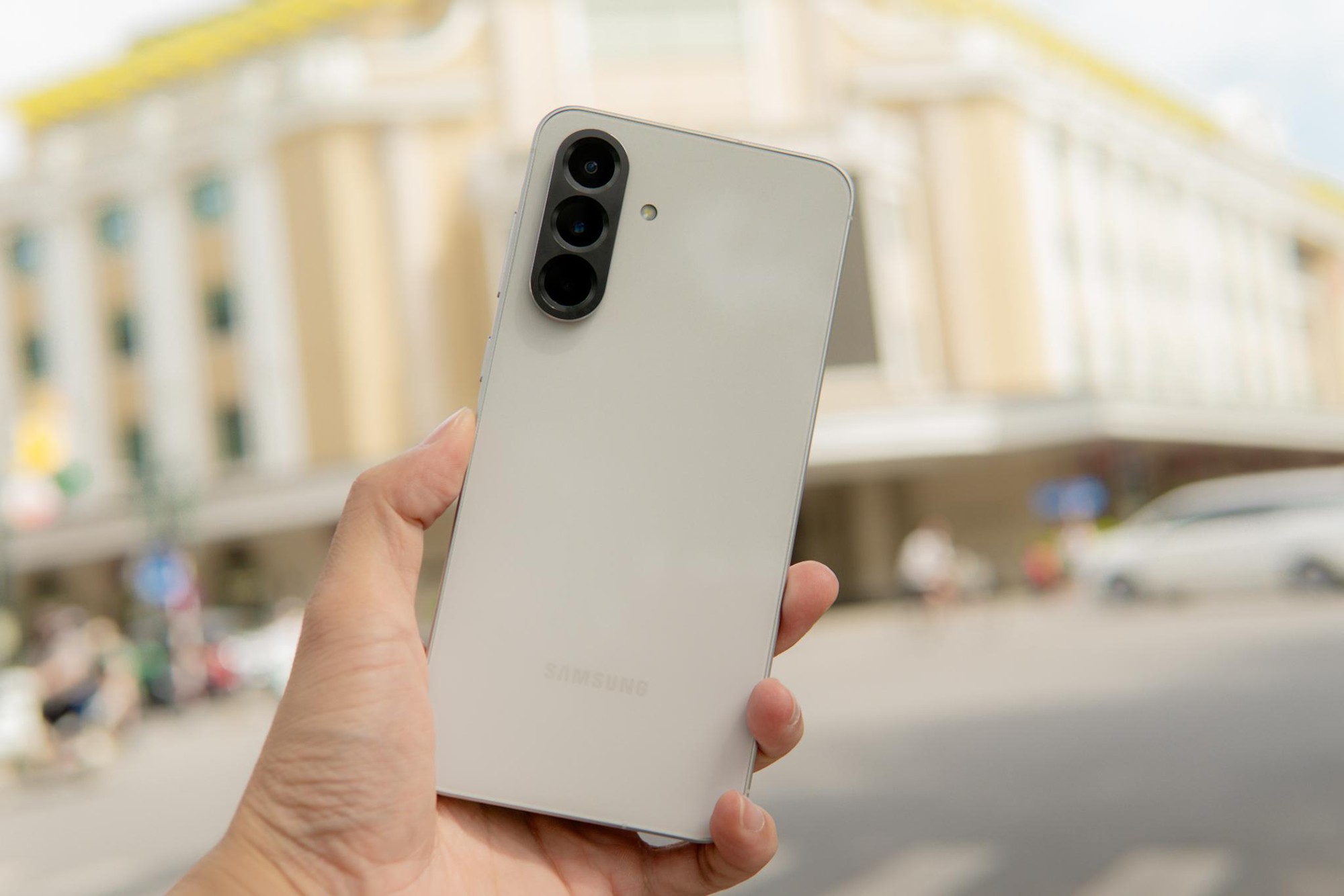 Từ “Gen Z vụng đường phố” hóa “thổ địa sành điệu” nhờ Gemini Live trên Galaxy A Series- Ảnh 1.