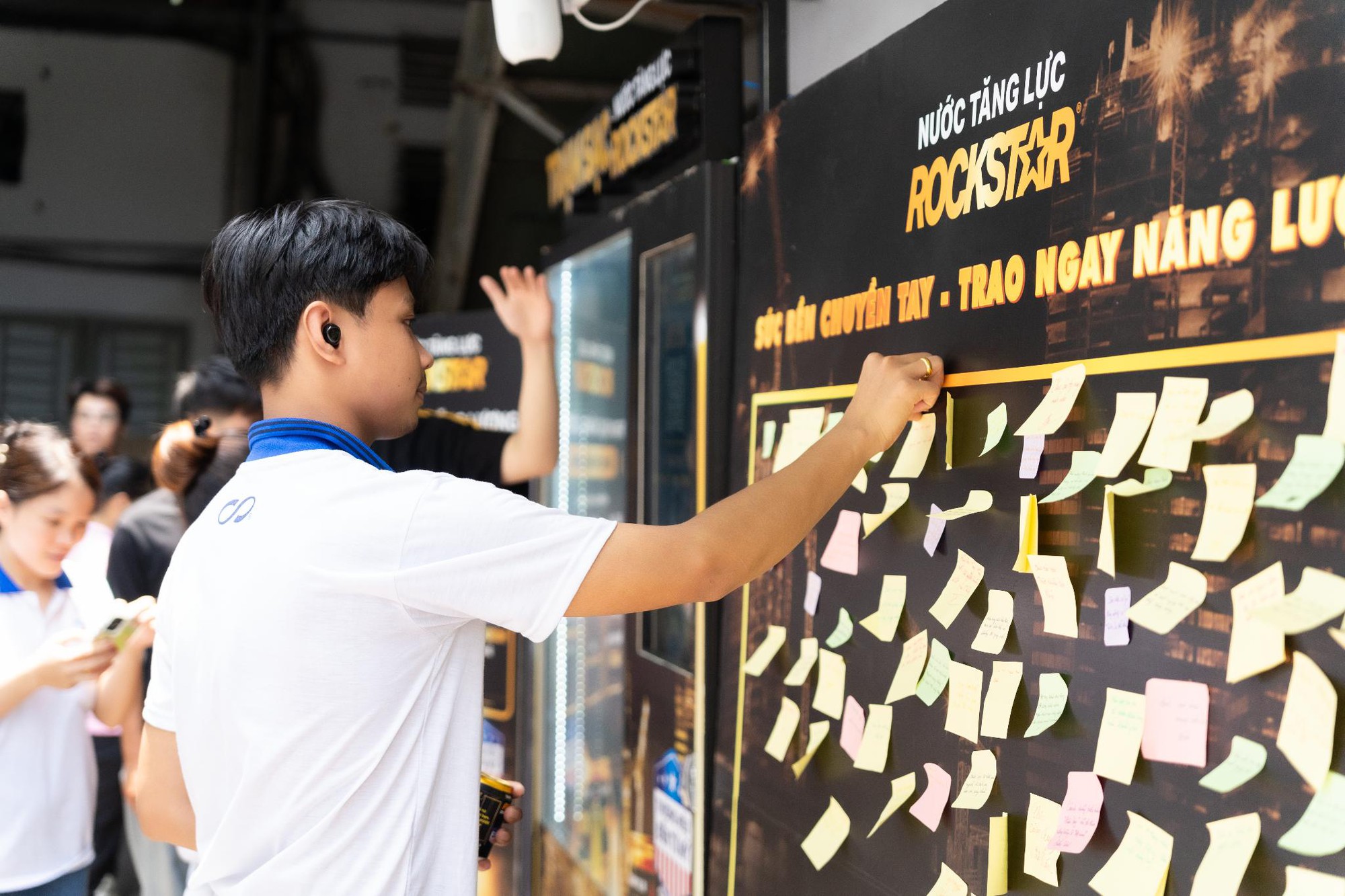 Cùng nhìn lại hành trình tiếp sức và truyền năng lượng tích cực khắp thành phố của Rockstar- Ảnh 3.