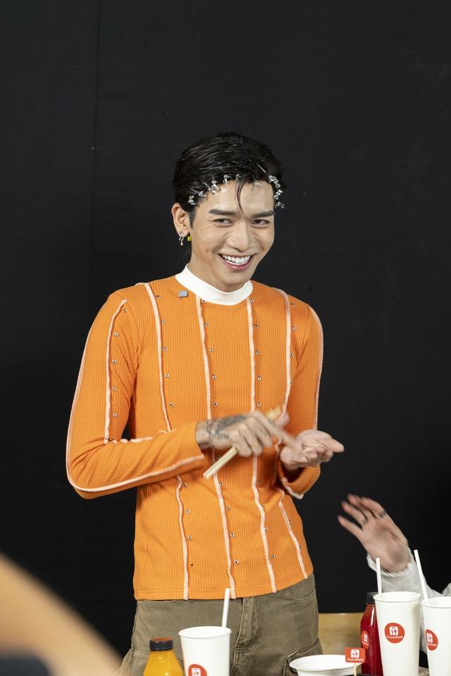 Soi hậu trường 