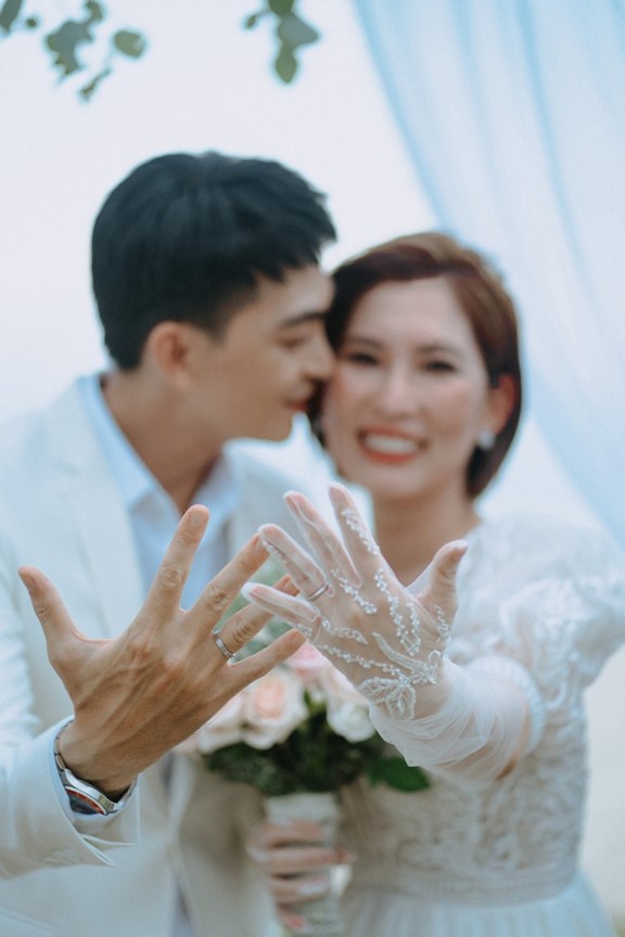 Cuộc sống bí ẩn của nam nghệ sĩ là đại gia ngầm: Lần duy nhất công khai vợ là đám cưới, có con gái 4 tuổi- Ảnh 3.