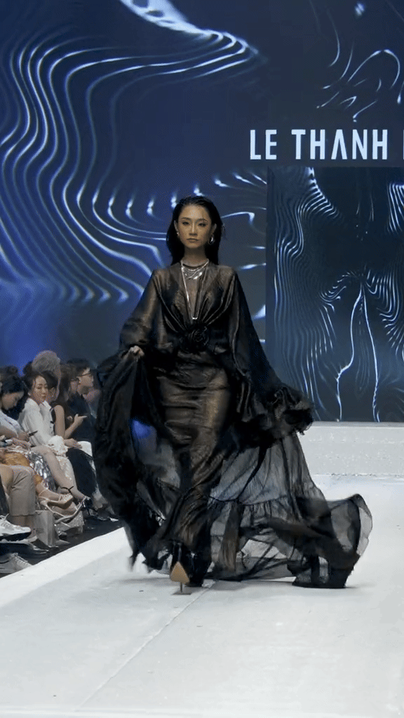 Mẫu Việt kỳ cựu bỗng bị chê catwalk thậm tệ, người từng chỉ đứng sau Hoàng Thuỳ đây sao?- Ảnh 8.