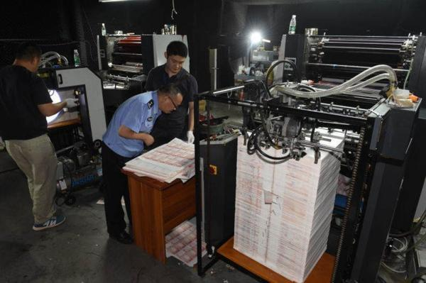 Trung Quốc: Tịch thu 208 thùng tiền giả giá trị 1.500 tỷ đồng tại 1 nhà máy vật liệu xây dựng bỏ hoang- Ảnh 2.