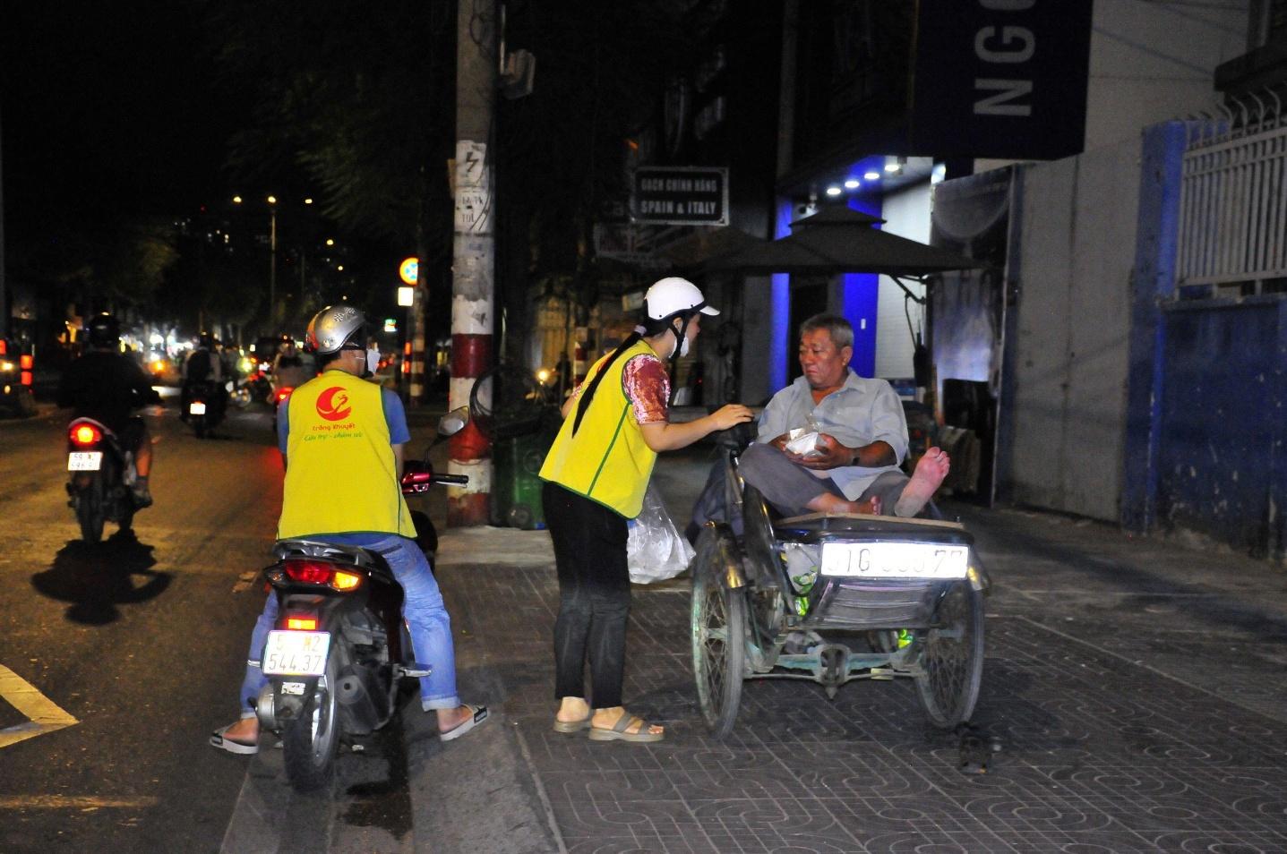 Chương trình “Trăng đêm thứ 7” và mục tiêu không để bất kỳ ai phải ngủ lại lề đường của Vầng Trăng Khuyết- Ảnh 1.