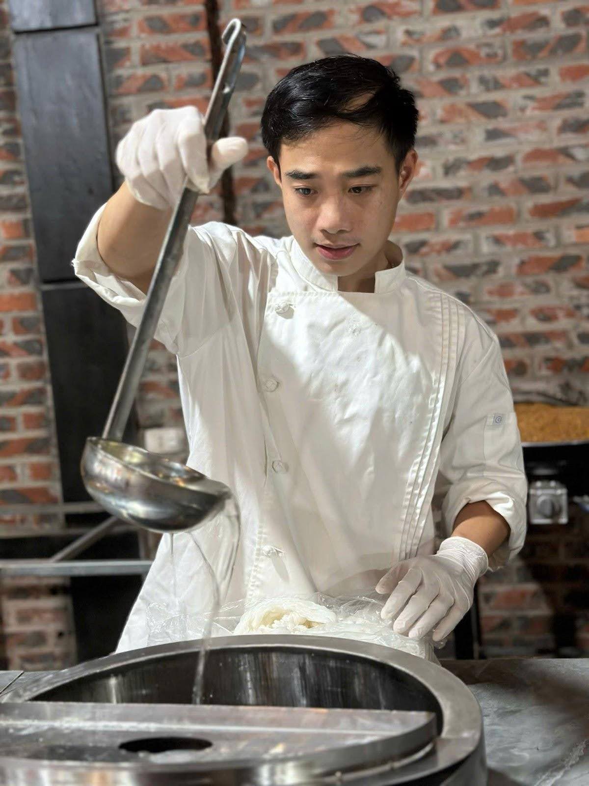 Hành trình truyền lửa đam mê nấu ăn của chàng bếp trưởng gây sốt TikTok- Ảnh 1.