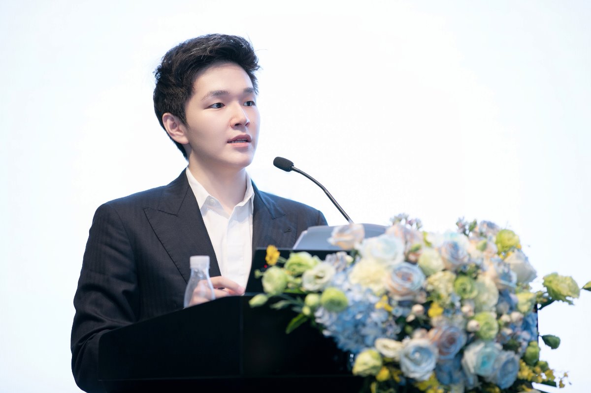 Chân dung CEO tập đoàn dược phẩm: Hóa tỷ phú chỉ sau 1 đêm, gương mặt “hack tuổi” gây sốt- Ảnh 4.