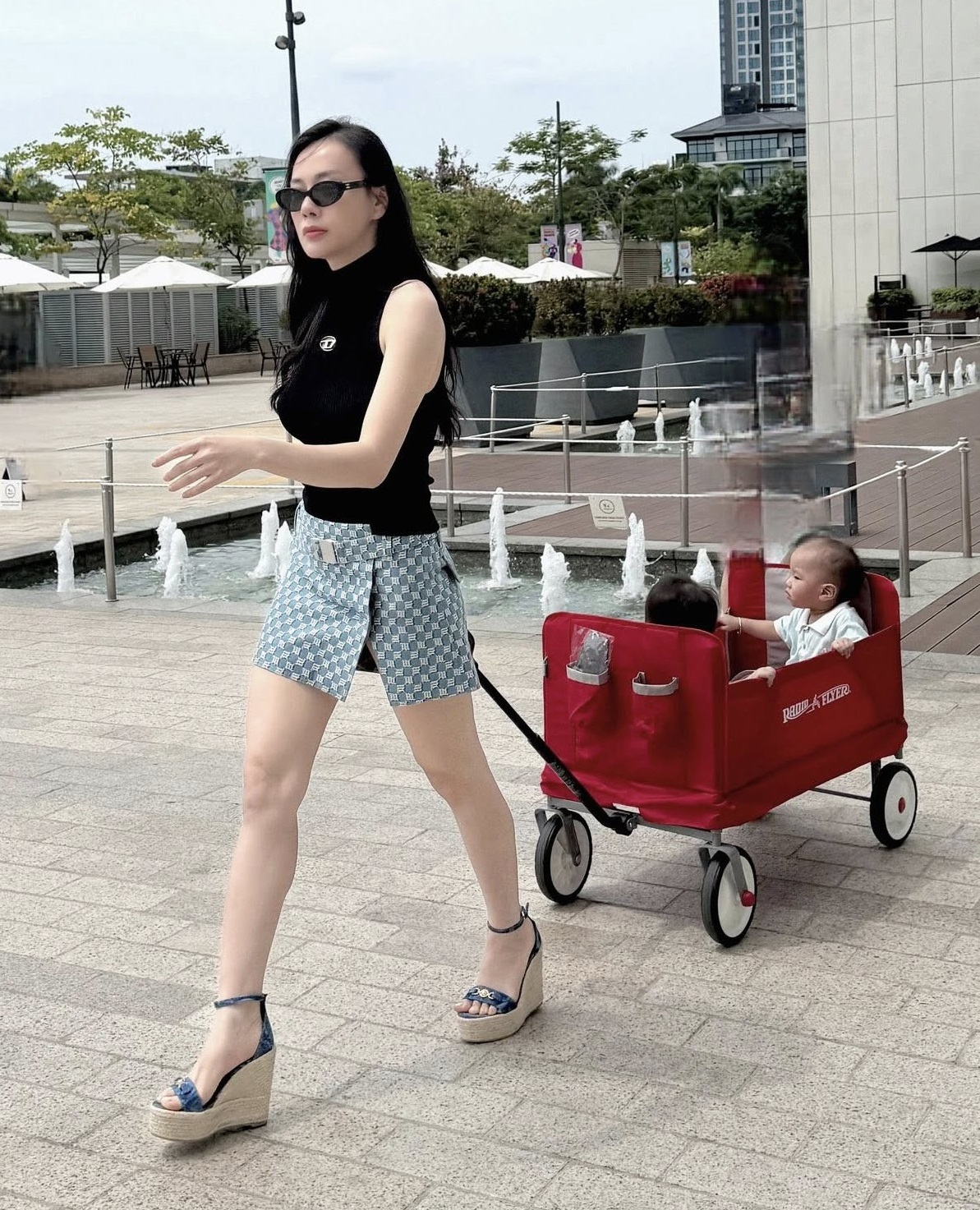 Phương Oanh diện set đồ 50 triệu đưa con đi dạo phố, bất ngờ ở chiêu "hack dáng" cực đỉnh và dễ học theo- Ảnh 1.
