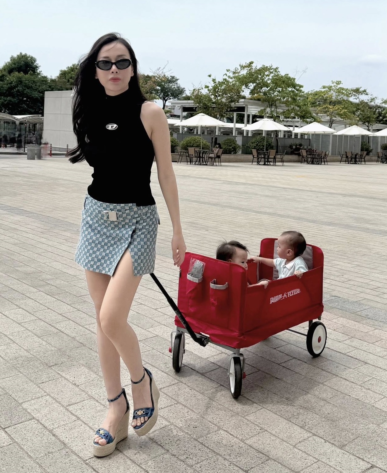 Phương Oanh diện set đồ 50 triệu đưa con đi dạo phố, bất ngờ ở chiêu "hack dáng" cực đỉnh và dễ học theo- Ảnh 4.