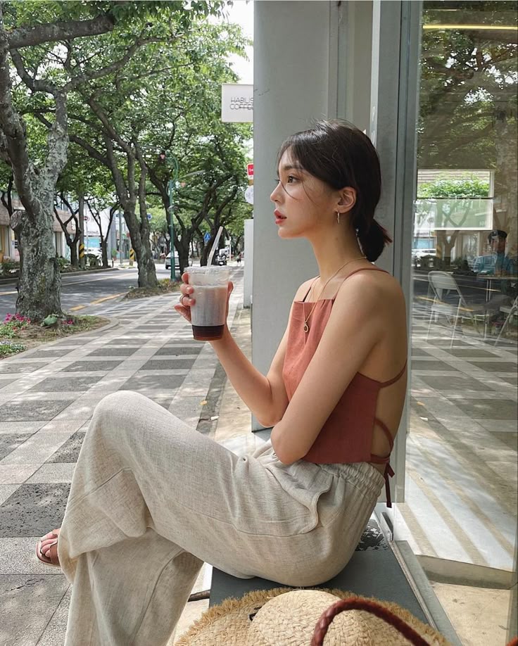 Mặc kệ người ta để dành tiền mua vàng, …