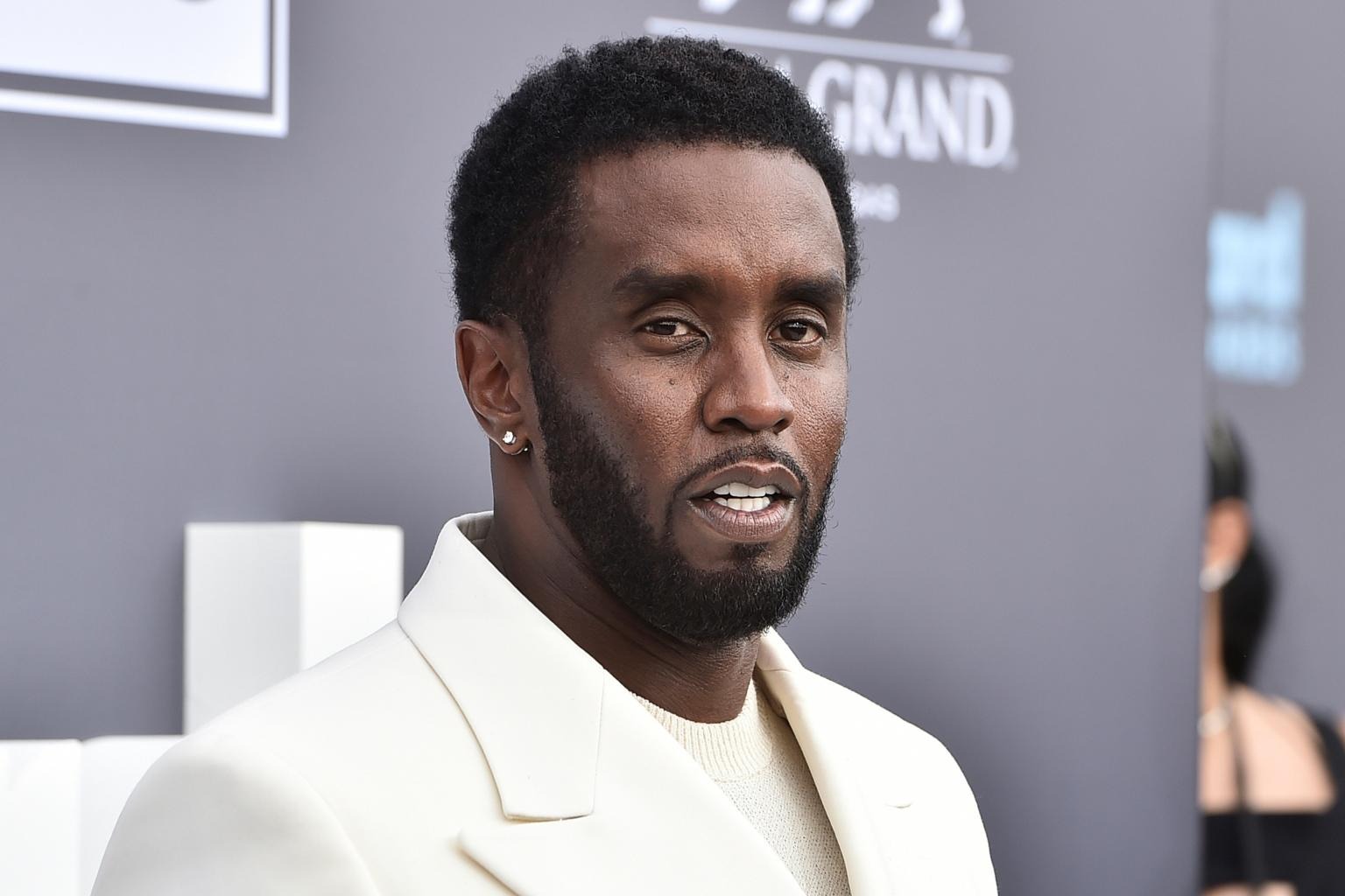 Diddy bị tố bạo hành kinh hoàng 1 cô gái: Dọa giết, ném ra ngoài ban công, lí do thực sự là gì?- Ảnh 1. Diddy bị tố bạo hành kinh hoàng 1 cô gái: Dọa giết, ném ra ngoài ban công, lí do thực sự là gì?- Ảnh 1.