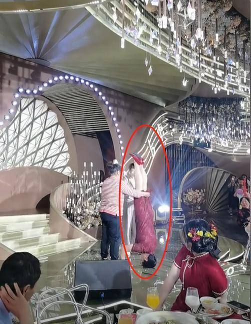 Tiết mục văn nghệ góp vui của mẹ chồng trong đám cưới khiến con dâu ngượng chín mặt- Ảnh 5.