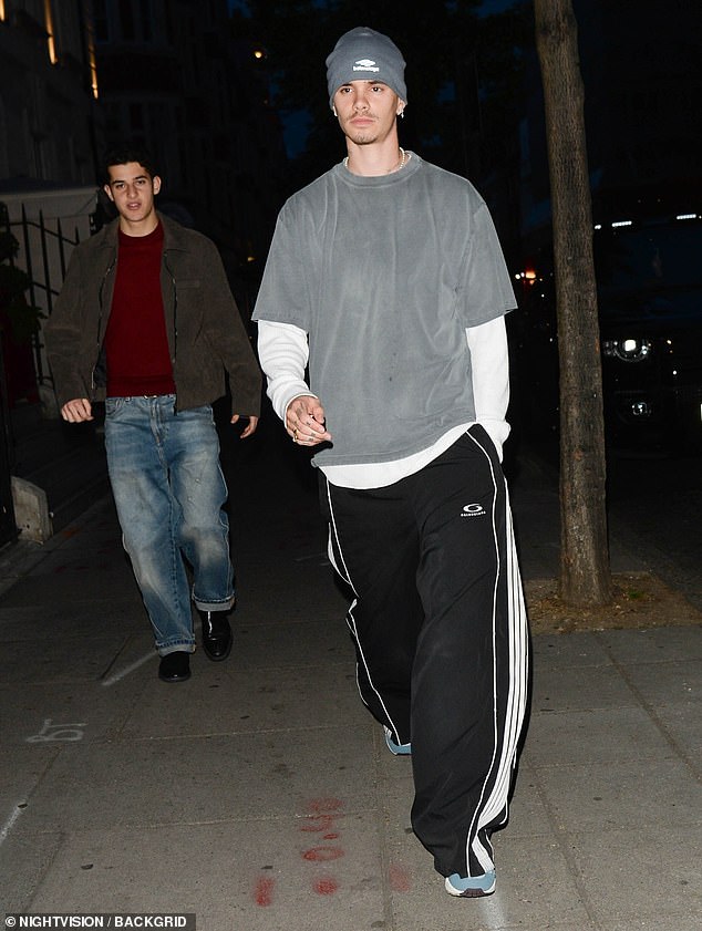 "T&oacute;m d&iacute;nh" cậu 2 nh&agrave; Beckham buồn b&atilde; về nh&agrave; hậu chia tay bạn g&aacute;i để cứu v&atilde;n gia đ&igrave;nh, "phản diện" gọi t&ecirc;n Brooklyn - Nicola?- Ảnh 1.