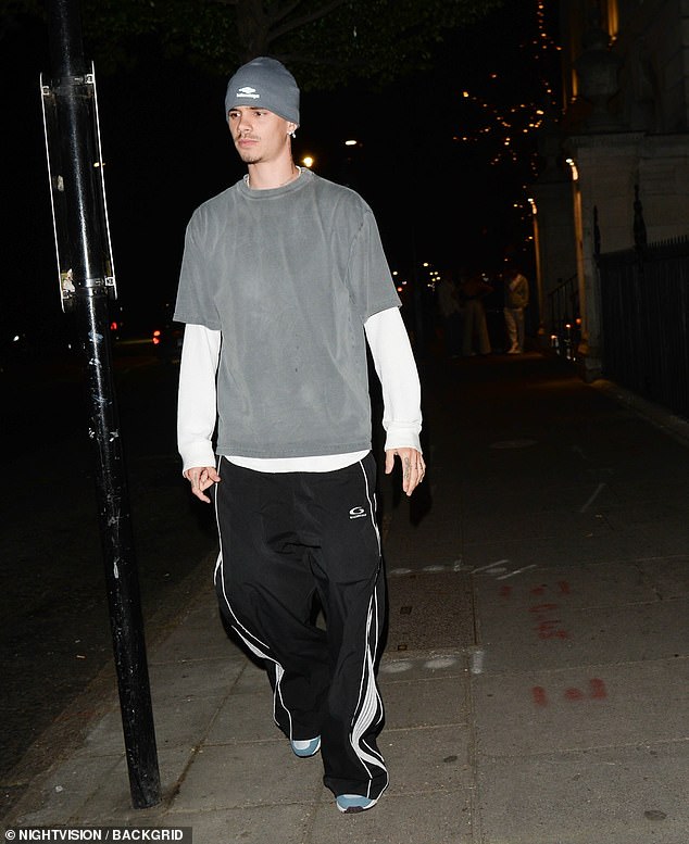 "T&oacute;m d&iacute;nh" cậu 2 nh&agrave; Beckham buồn b&atilde; về nh&agrave; hậu chia tay bạn g&aacute;i để cứu v&atilde;n gia đ&igrave;nh, "phản diện" gọi t&ecirc;n Brooklyn - Nicola?- Ảnh 2.