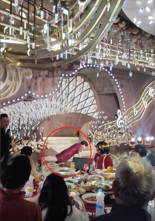 Tiết mục văn nghệ góp vui của mẹ chồng trong đám cưới khiến con dâu ngượng chín mặt- Ảnh 3.